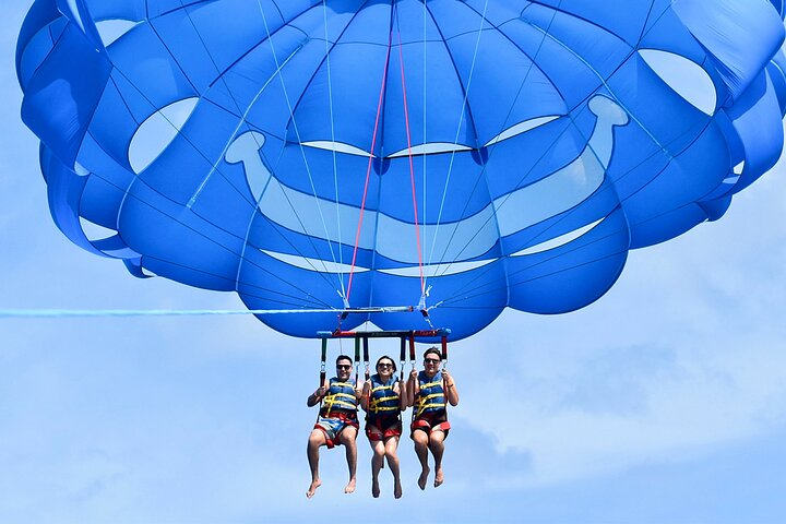 Parasailing in Waikiki Hawaii  - Photo 1 of 11